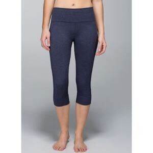 Lululemon Seamlessly‎ Street Crop Leggings Women's Size 8 Cadet Blue Yoga